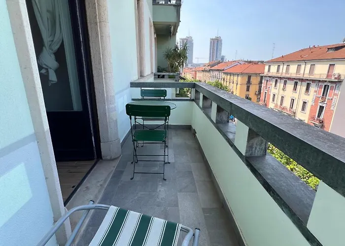 New With Balcony, Isola Bosco Verticale